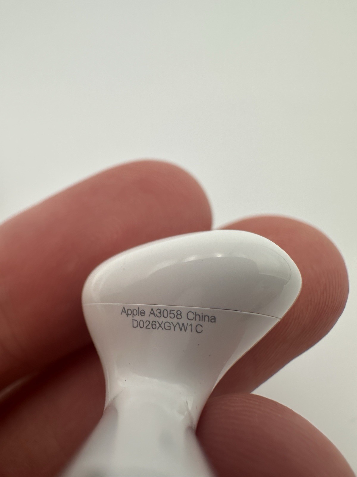 Apple AirPods 4 (ANC) Wireless Bluetooth Earbuds USB-C Charging Case White READ