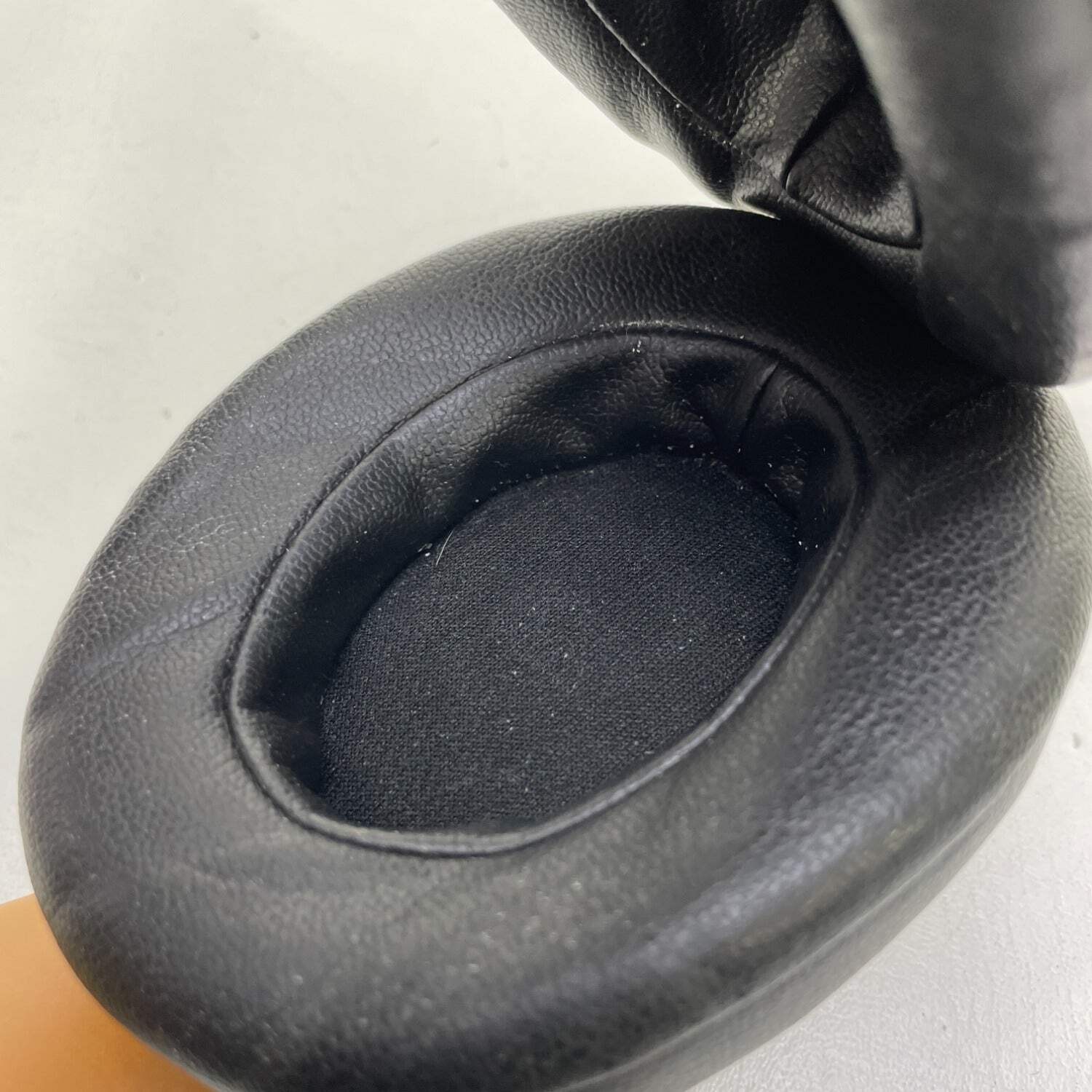 Beats Studio3 Wireless Headphones Black & Gold