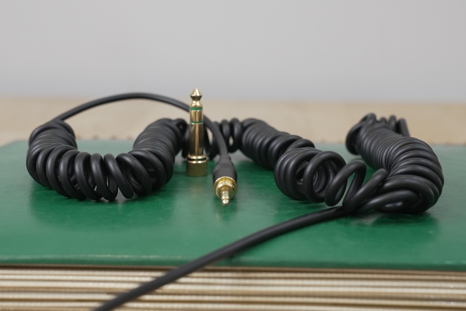 Sony MDR-7506 Studio Headphones w/ coiled cable to 3.5mm/1/4″ plug NEAR MINT