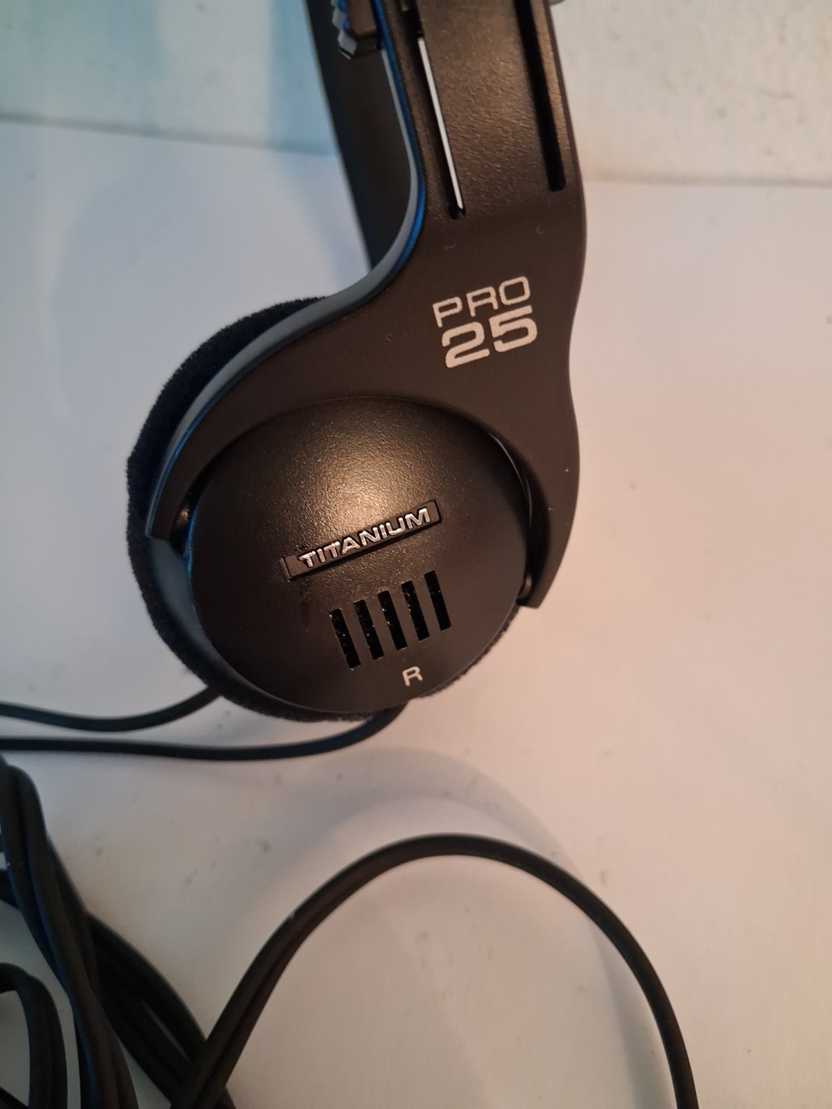 Radioshack Pro-25 Stereo Headphones W/In-line Volume Control Cat No. 33-1022