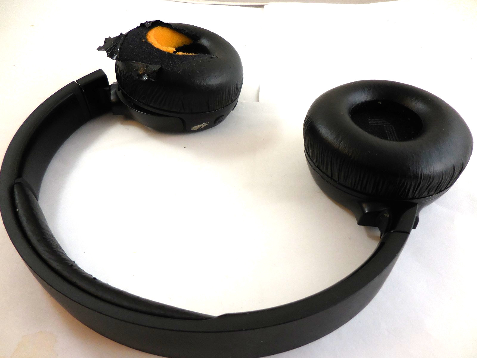 JBL Tune 670nc Adaptive Noise Cancelling Wireless Headphone – Earpad Ripped