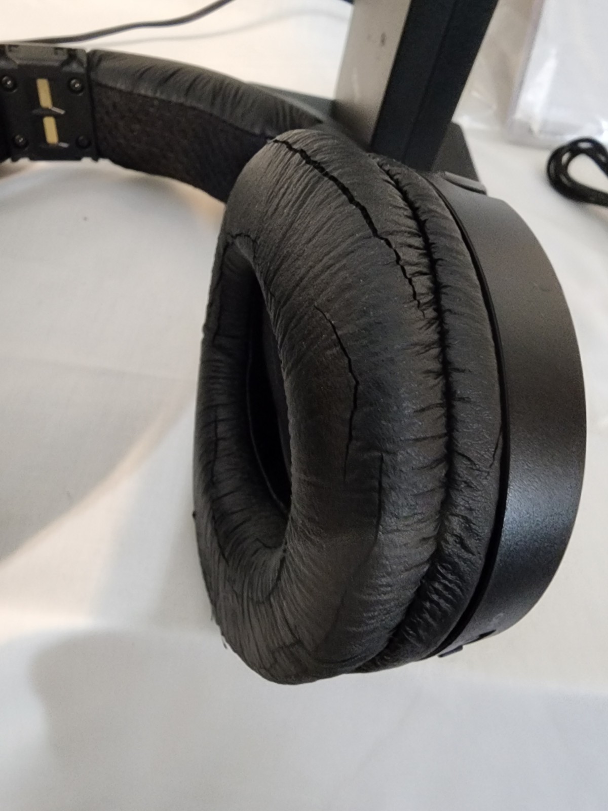 Sony MDR-RF985RK Wireless RF Headphones System w Base Open Box
