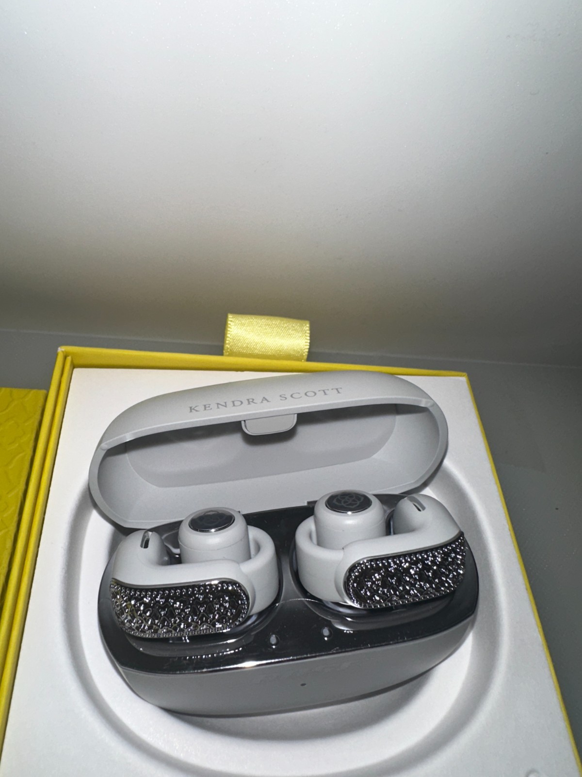 Bose x Kendra Scott Ultra Open Earbuds – Rhodium Filigree 900159-0020