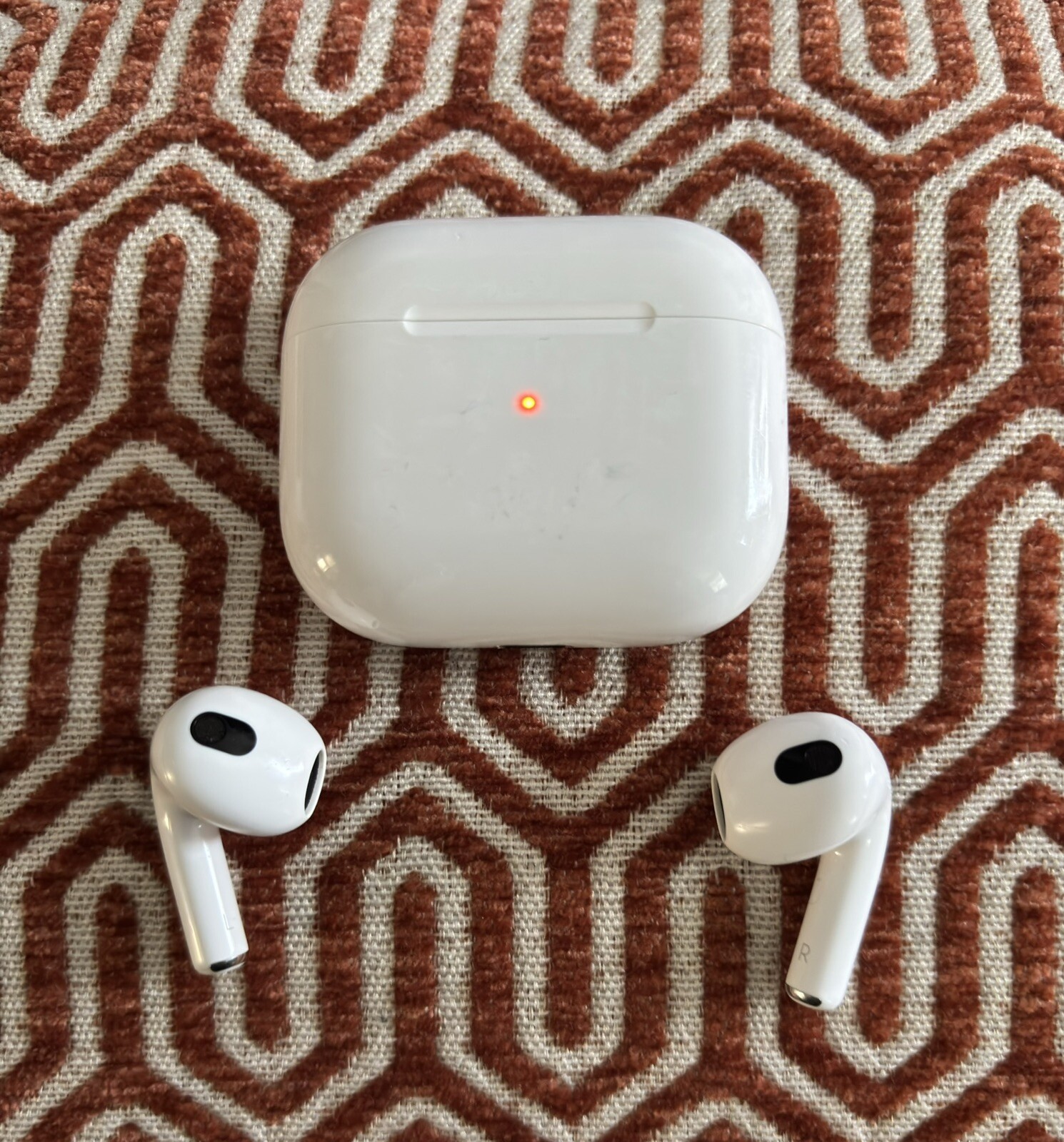 Apple AirPods 3rd Generation – MagSafe Charger- White –