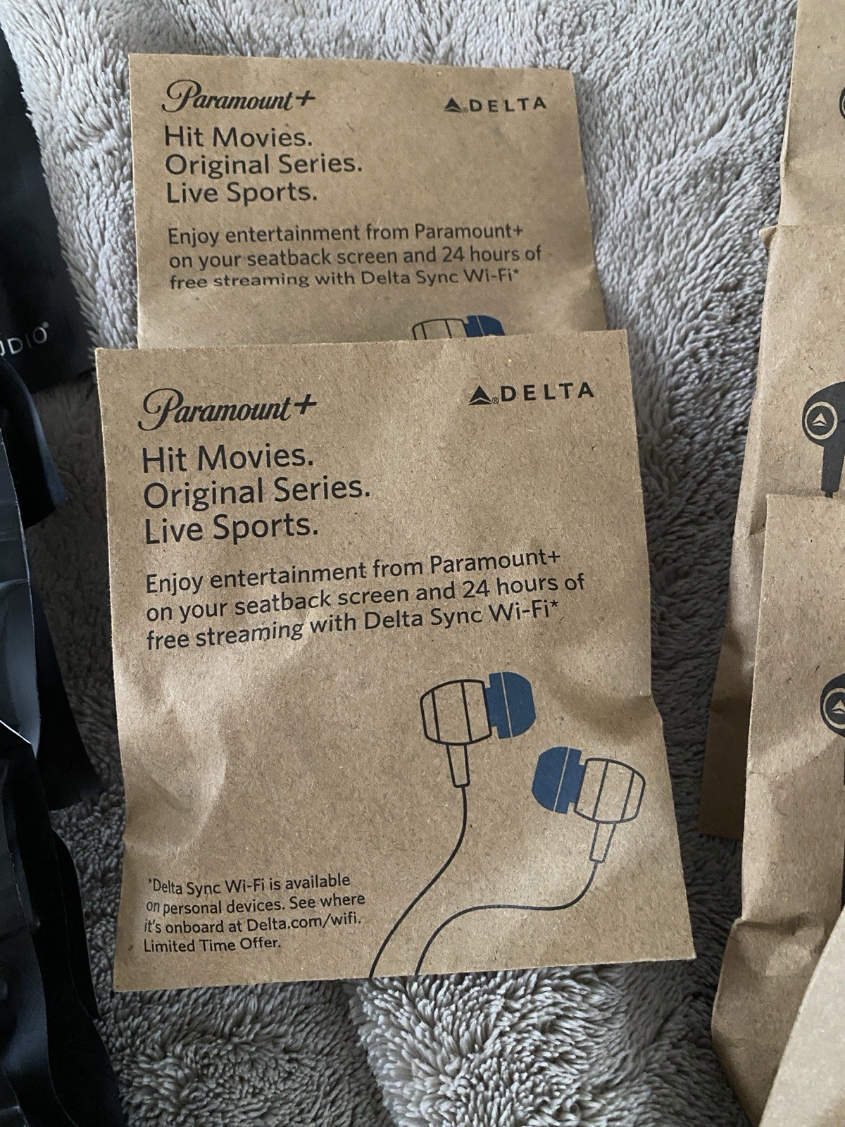 Lot Of 14 Wired Earphones from Delta Airlines – 3.5mm jack plug – NEW