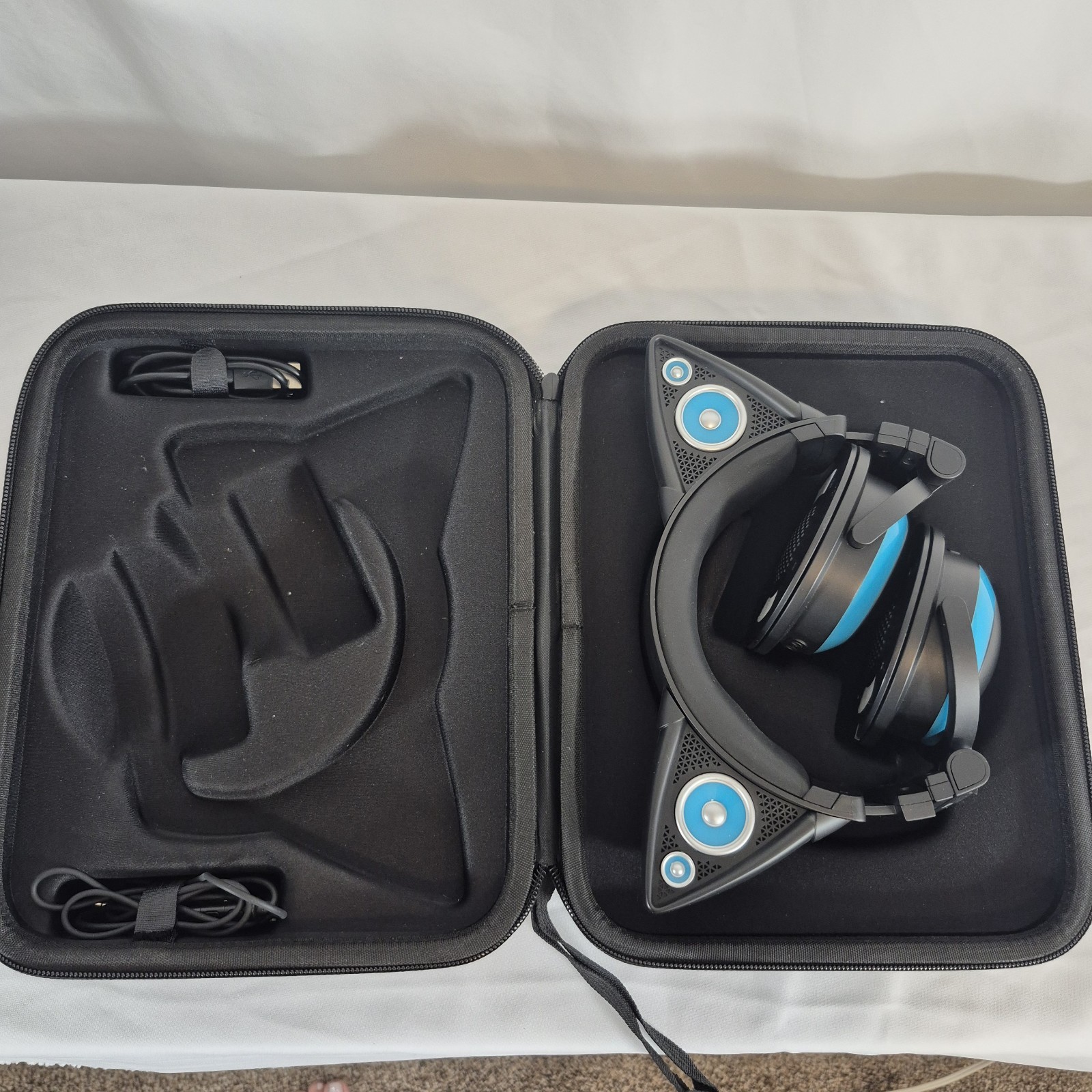 Brookstone Wireless Cat Ear Headphones With Speakers Light Up Blue (No Ear Pads)
