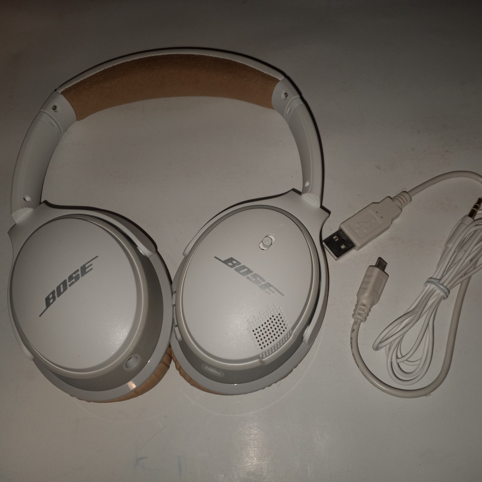 Bose SoundLink Around-Ear Wireless Headphones II – White