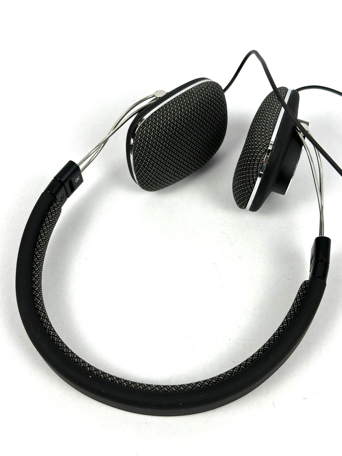 Bowers & Wilkins P3 Headphones On-Ear Foldable Protective Hard Case Excellent