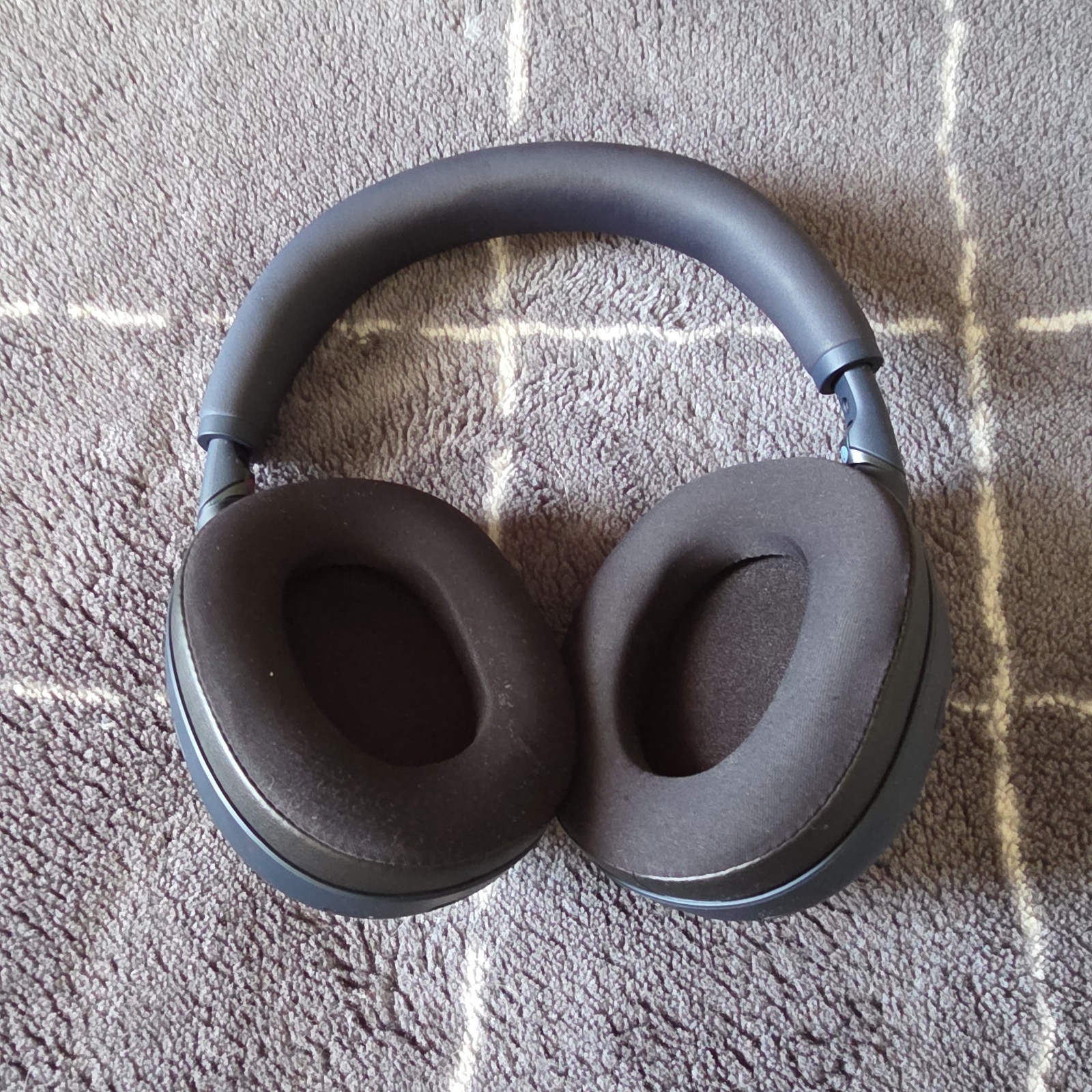Sony WH-1000XM6 Navy Blue/w Cooling Gel Earcups (Barely Used)