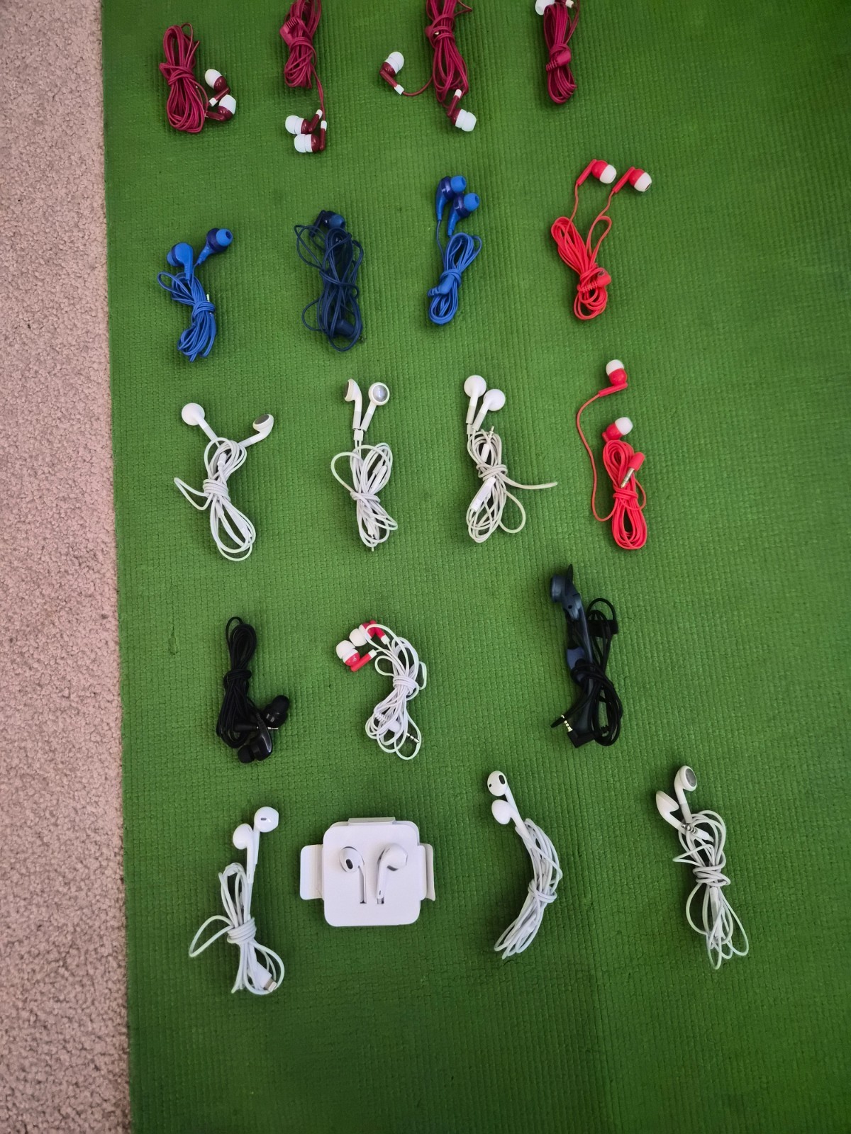 Lot of 20 pcs Wired Earphones Earbuds Assorted Ear Adapters Apple Volume control