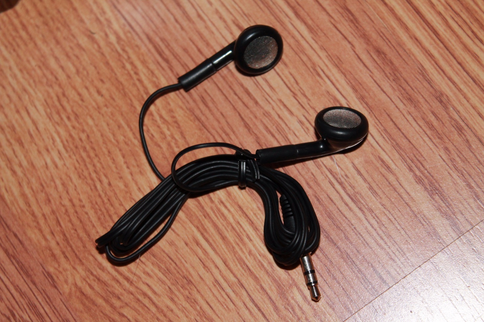 BULK Lot of 25 BLACK 3.5mm Headphones / Earbuds / Earphones – Great for Schools!