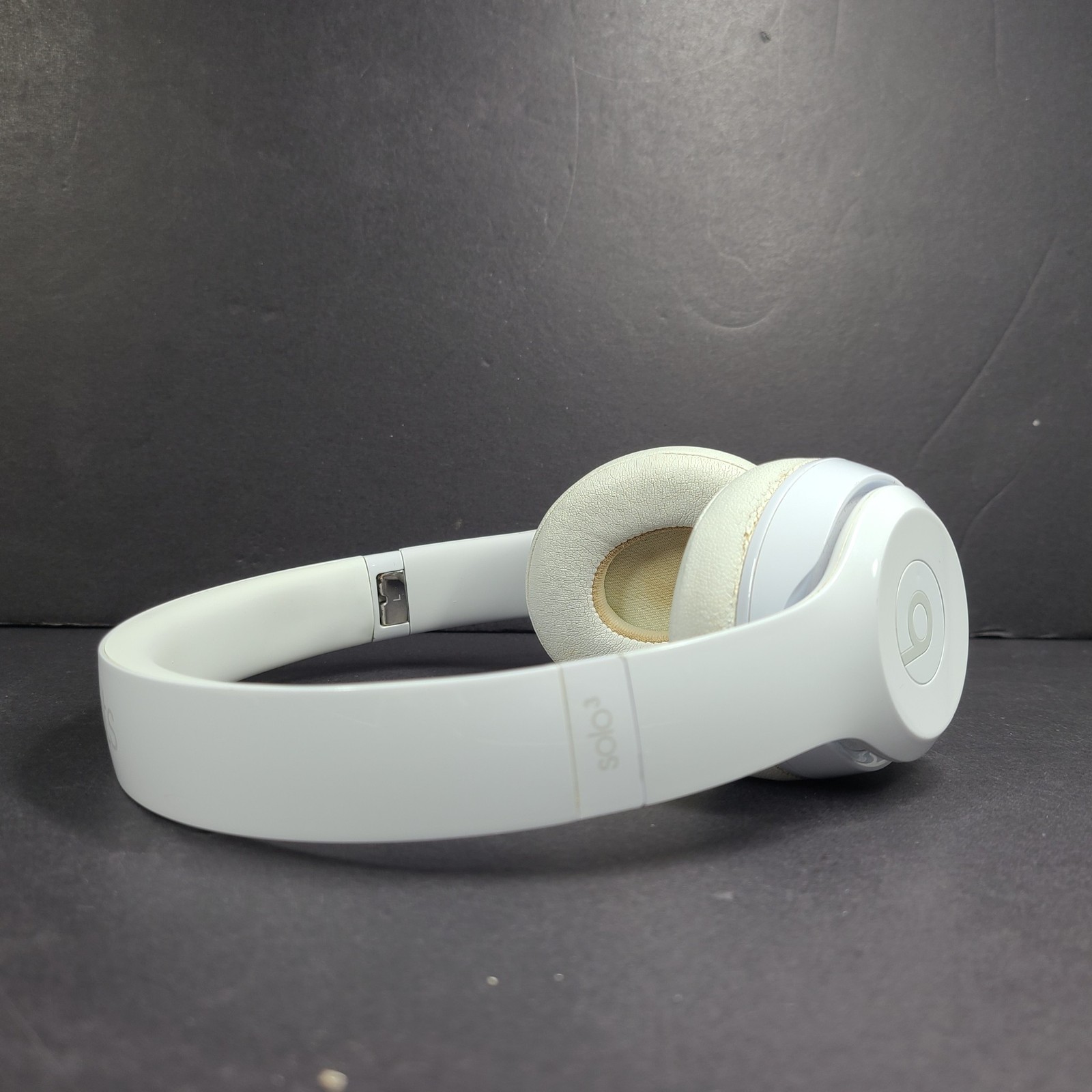 Beats by Dr. Dre Beats Solo3 Wireless On-Ear Headphones – Gloss White A1796