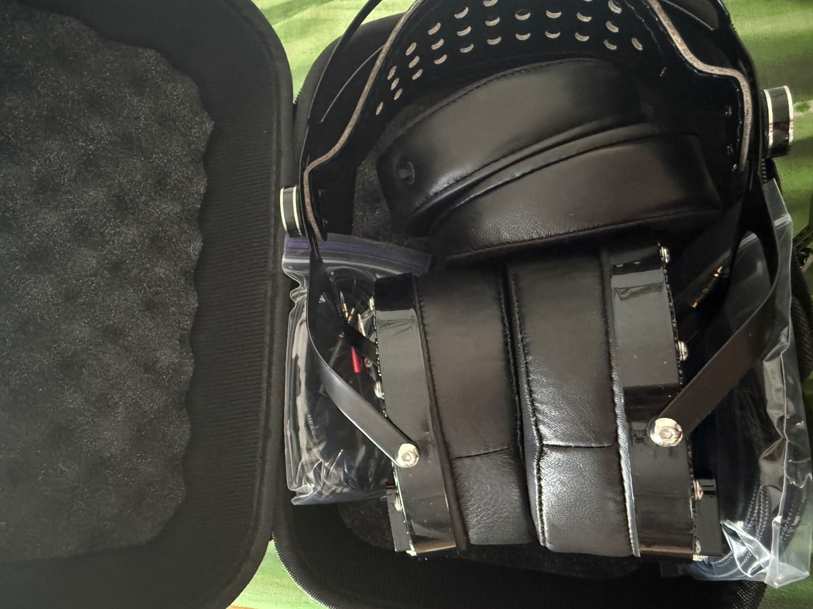 verum 2 headphones black color 4.4 2 ear pads 2 cables