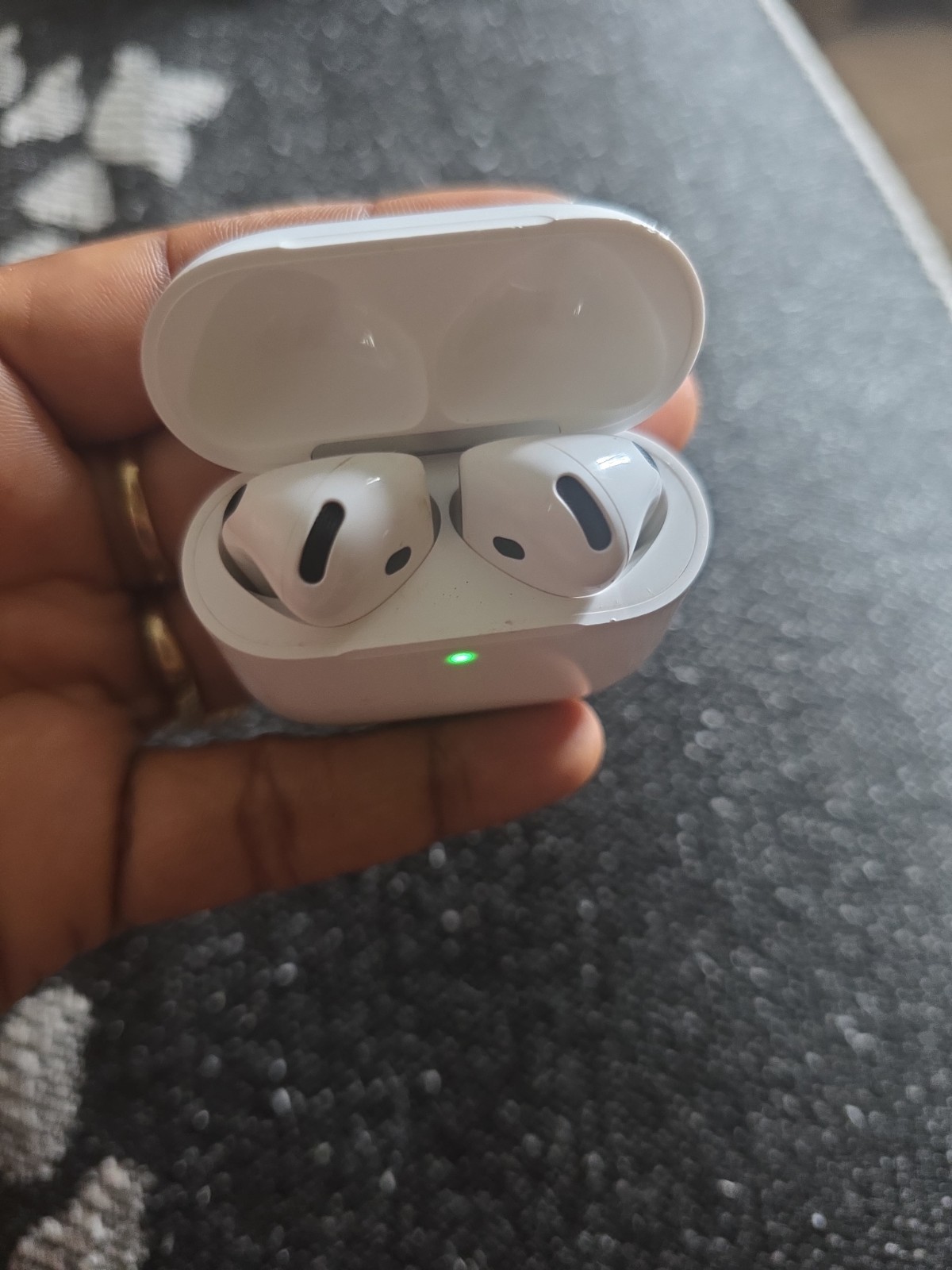 Apple AirPods 4th Gen. Earbuds Model A3058 In Excellent Condition