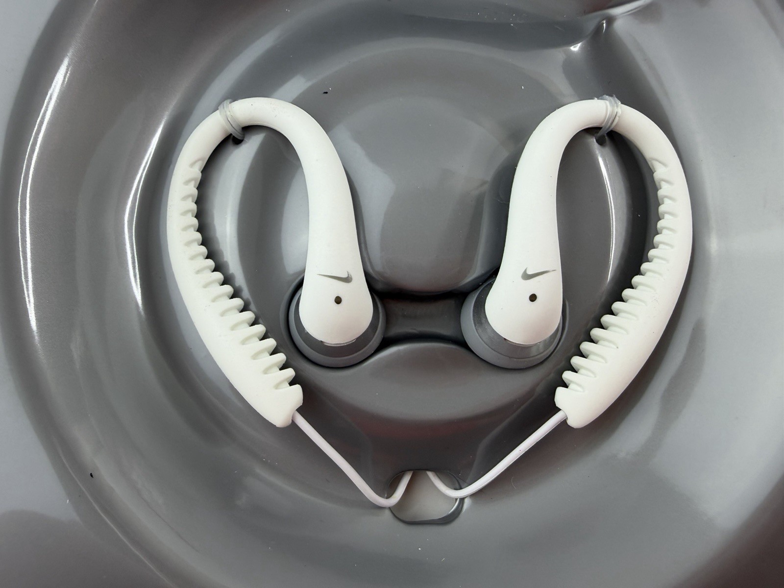 Nike Flow Sport Headphones Dual Earbuds White Jogging Gardening Fun