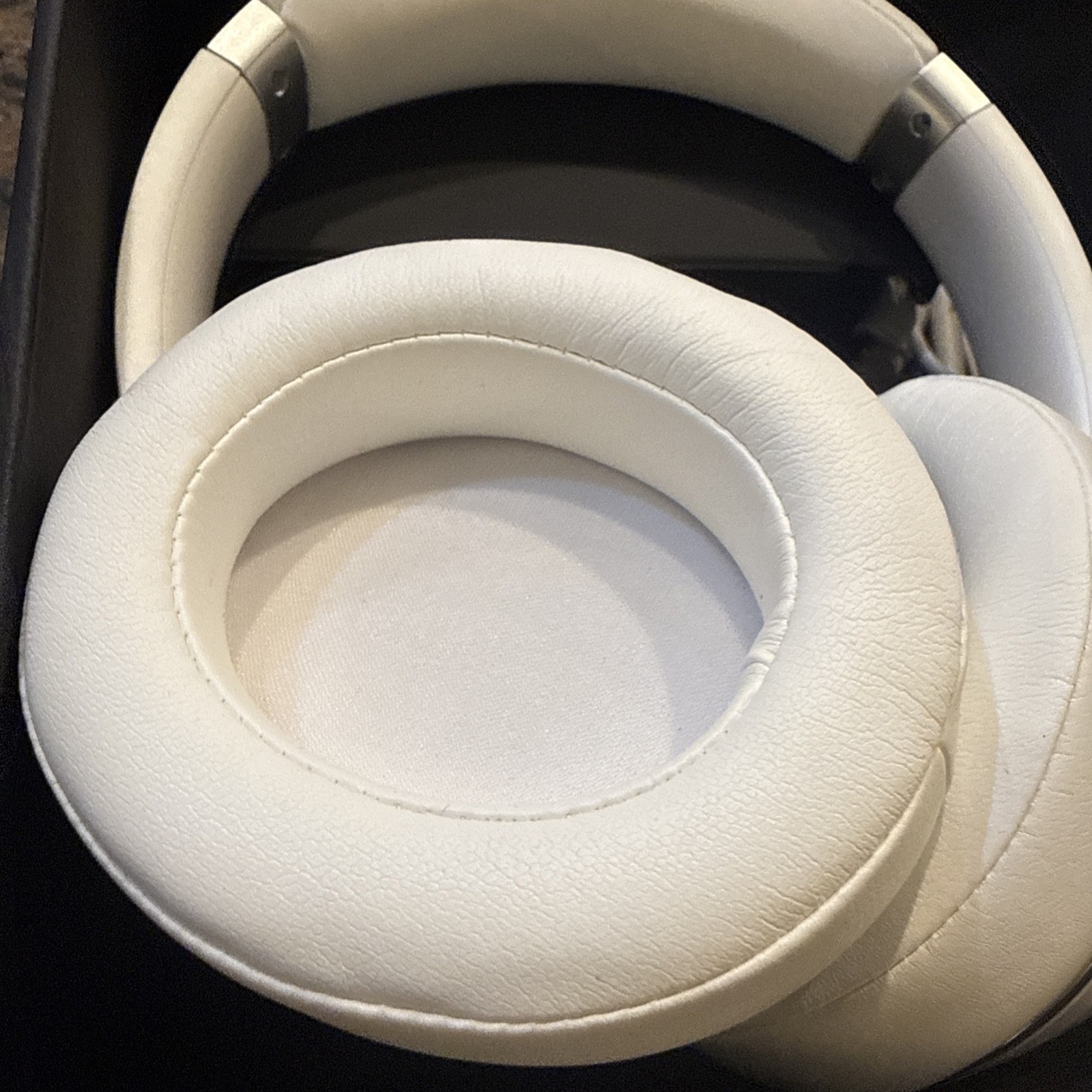 Raycon Everyday Bluetooth Headphones Over The Ear Active Noise Cancelling White