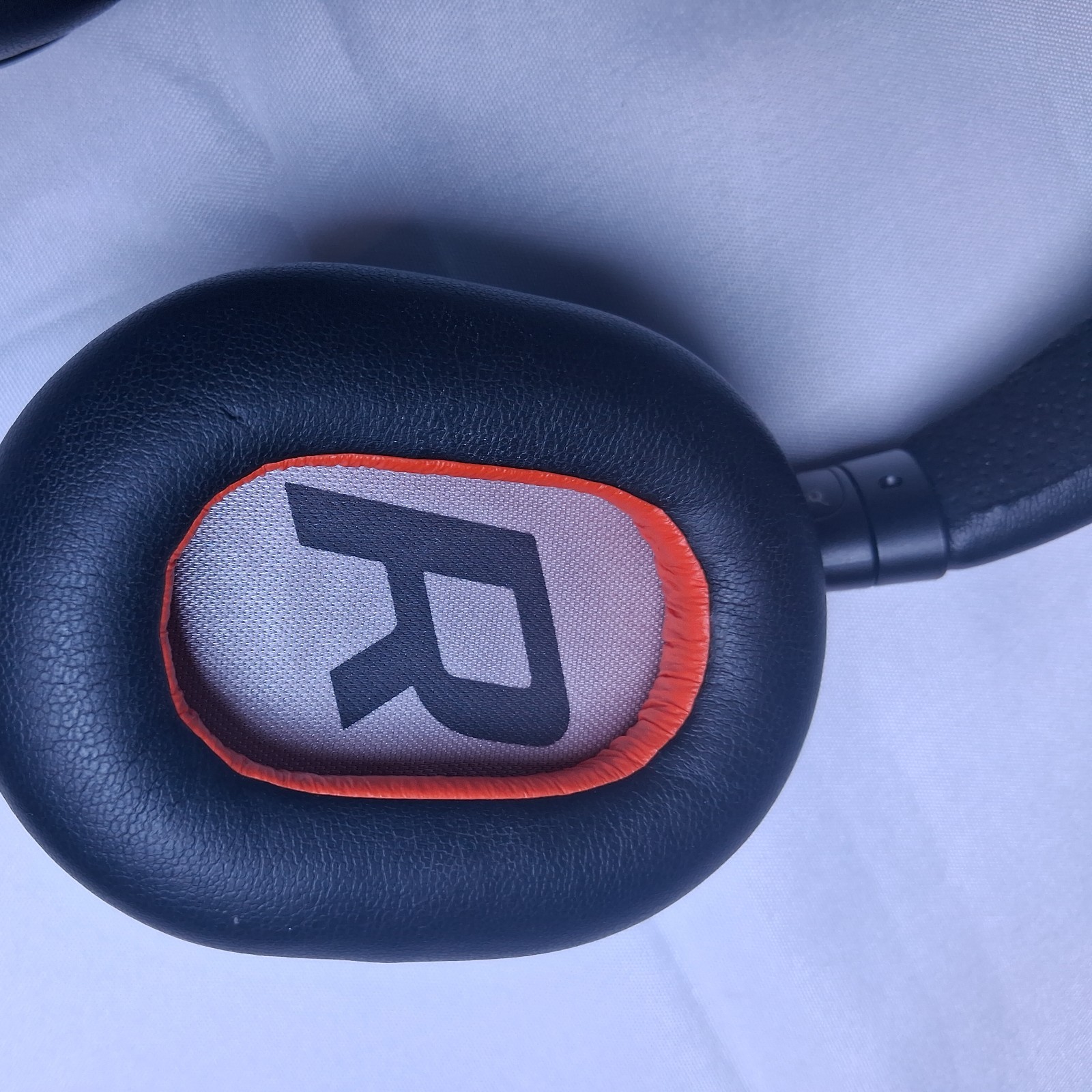 Plantronics B8200 Noise Cancelling Wireless Headphones. No Dongle. Test It works