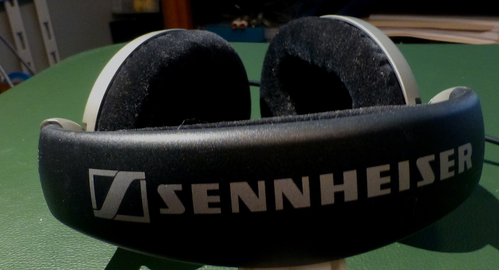SENNHEISER HD555 HEADPHONES – Black/Gray