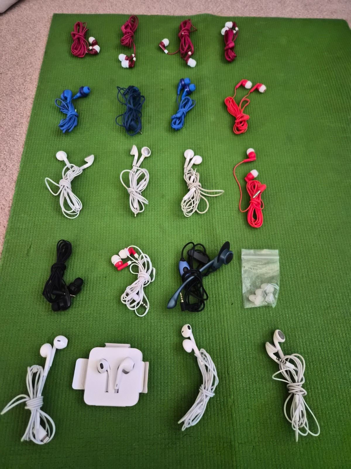 Lot of 20 pcs Wired Earphones Earbuds Assorted Ear Adapters Apple Volume control