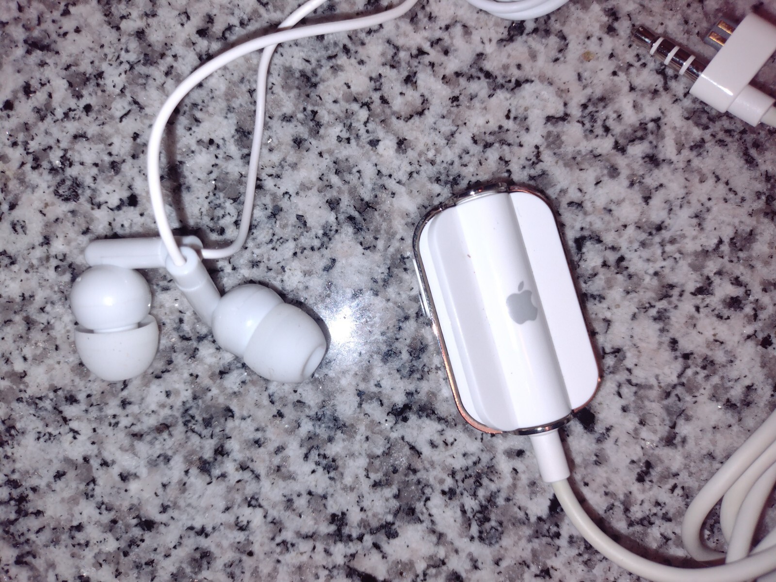 Apple iPod Remote & 2 Pair of Earphones w/Different Style Corded Jacks M9128G/A