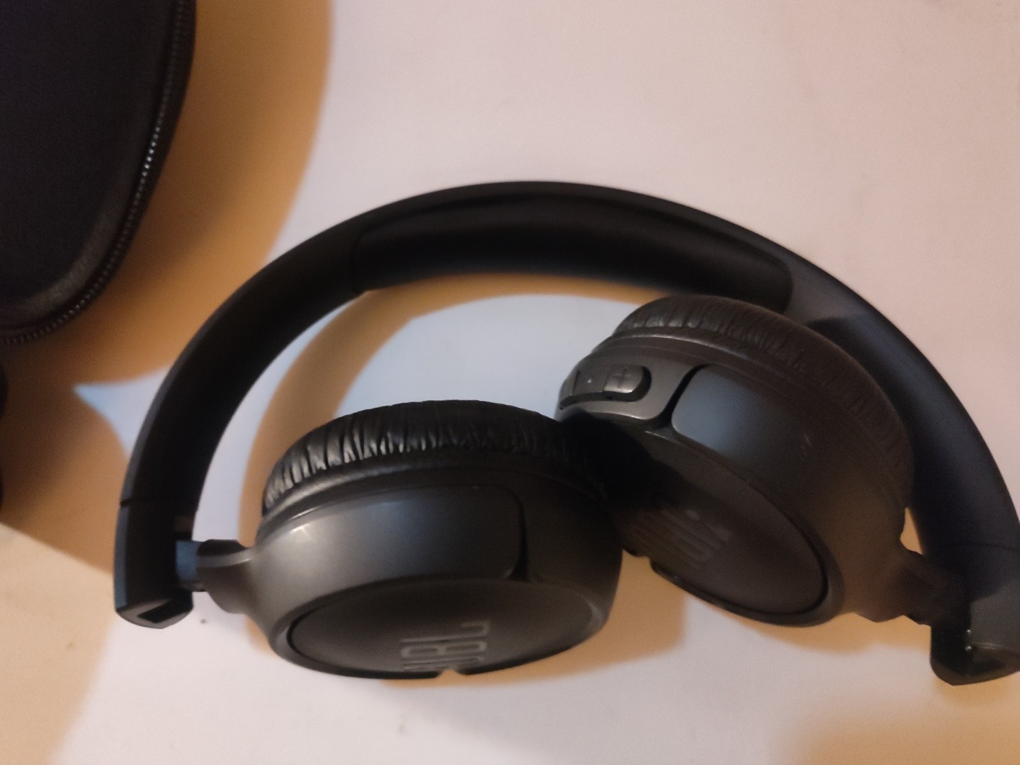 JBL Live 500 BT Around-Ear Wireless Headphone – Black