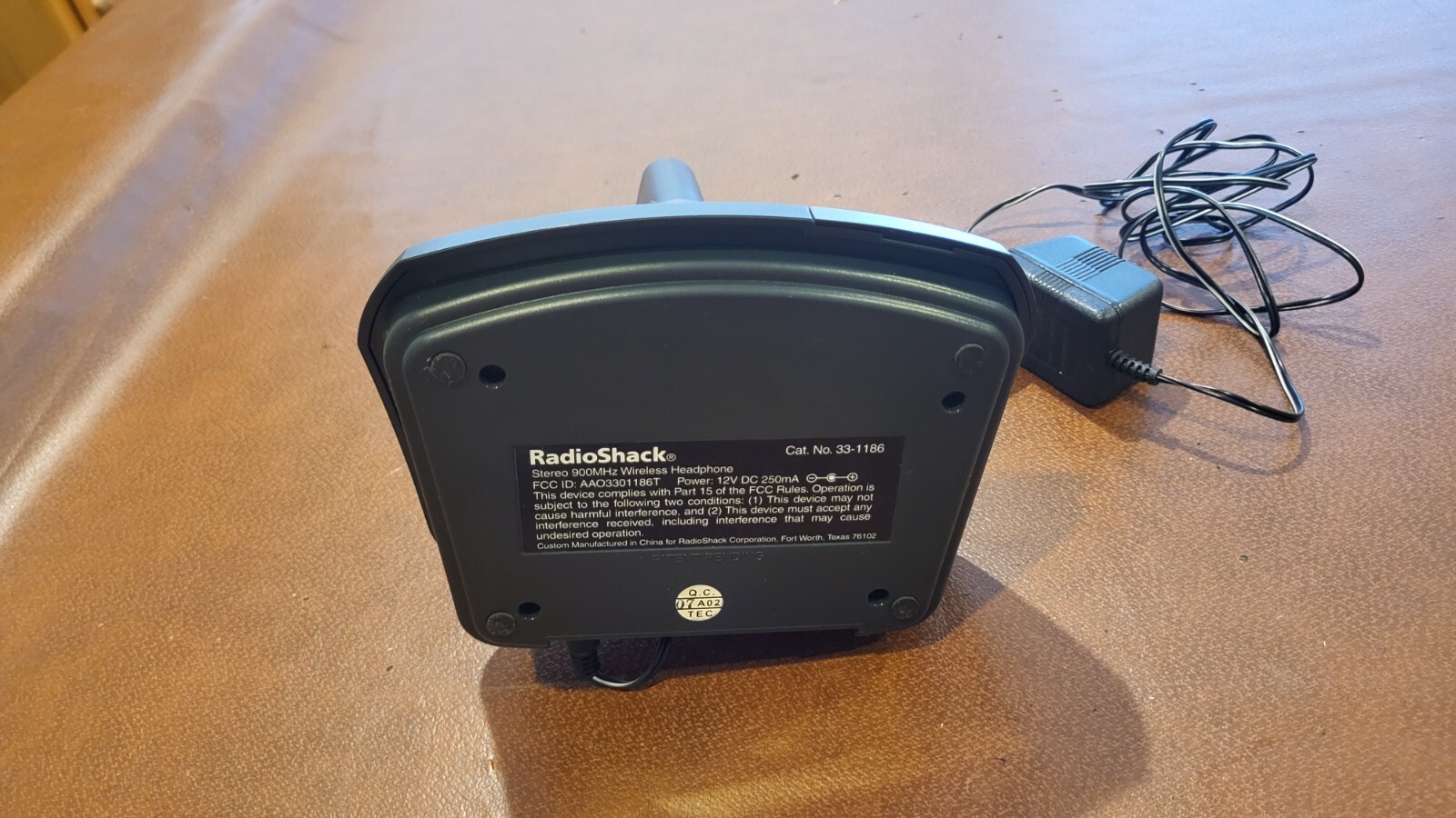 RADIOSHACK 33-1186 900 MHZ ANALOG WIRELESS STEREO HEADPHONE SYSTEM BASE ONLY