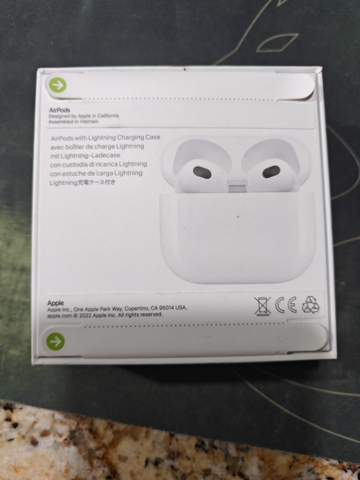 New Sealed – APPLE AIRPODS MPNY3AM/A 3RD GEN – lightening charging case