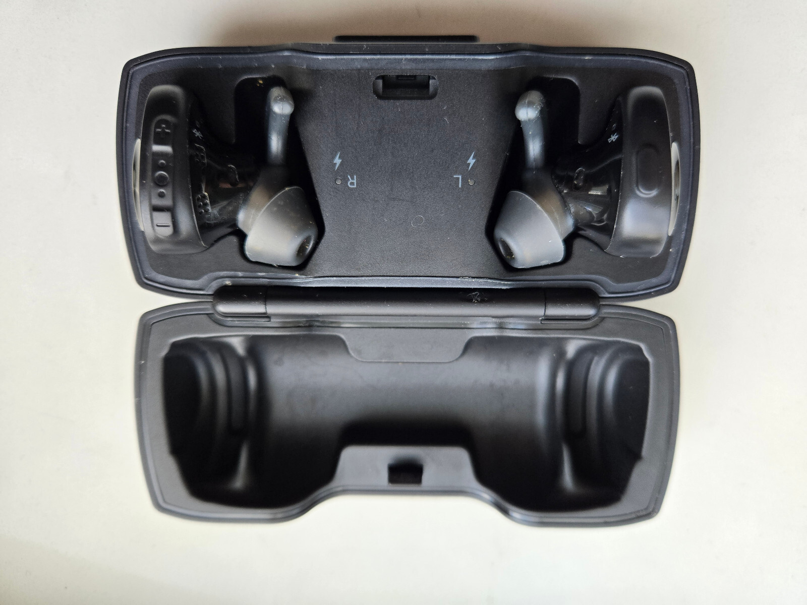 Bose SoundSport Free In Ear Wireless Headphones with Charging Case – Black