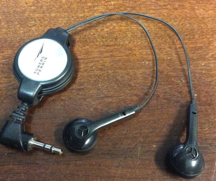 Towers Perrin In Ear Headset Retractable Wire Sound Audio Earphones