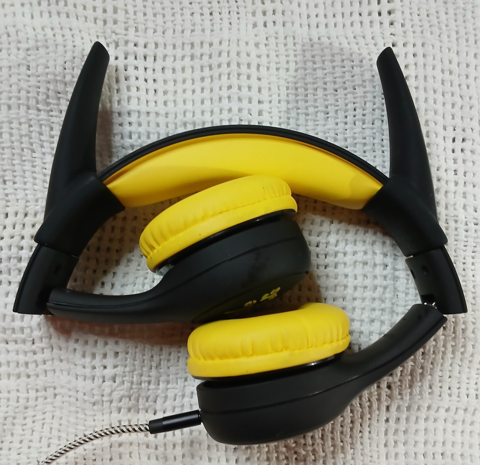 LilGadgets Connect+ Style wired kids’ headphones in black and yellow.