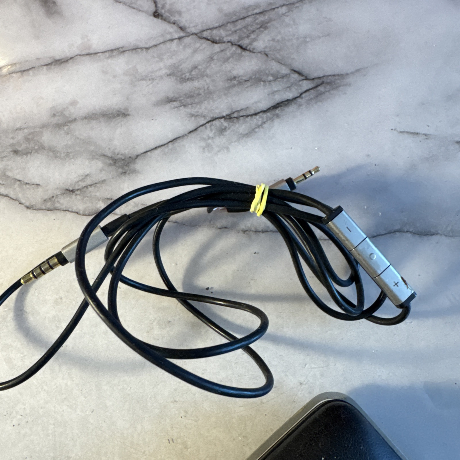 Broken Harman Kardon Wired On-Ear Headphones Black HAR KAR-CL Broken (see Pic)