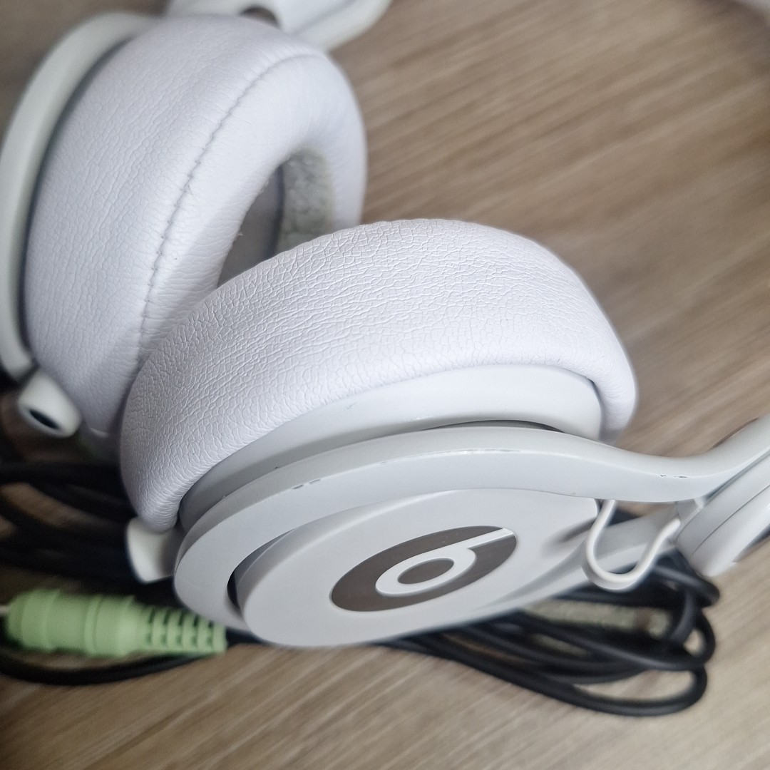 Beats Mixr Mixer Headphones White with audio cable and case