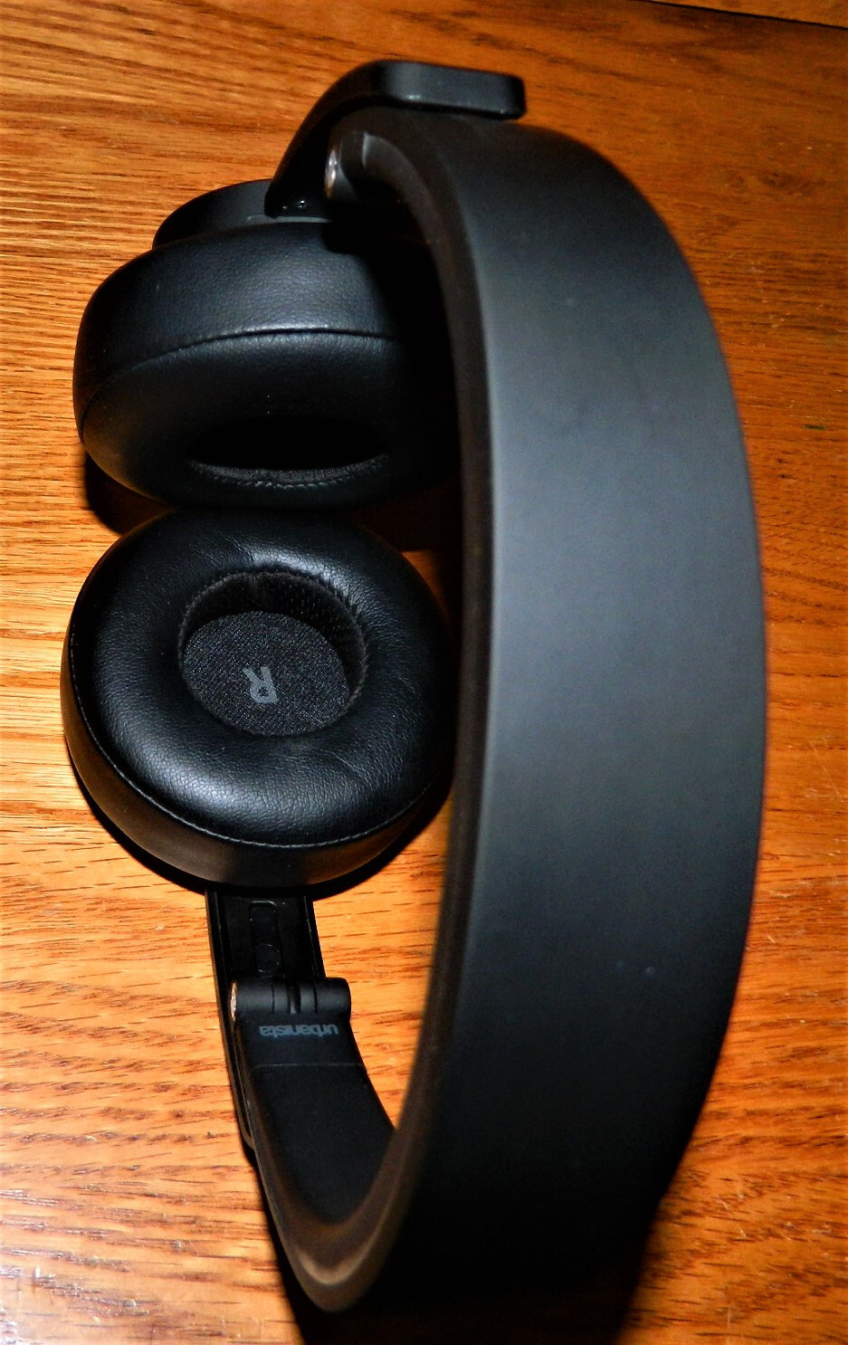 Urbanista Headphones Wireless Bluetooth Black w/ USB Cable, Fabric Case Works