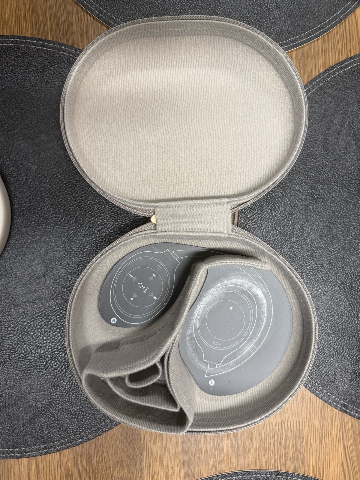 Sony WH-1000XM4 Wireless Bluetooth Noise-Canceling Headphones Silver with Case