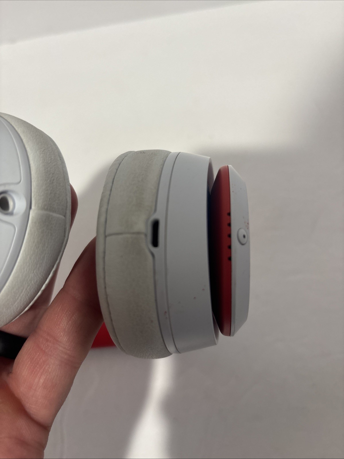 Beats Solo3 Wireless Headphones Club Edition White Red Bluetooth On-Ear
