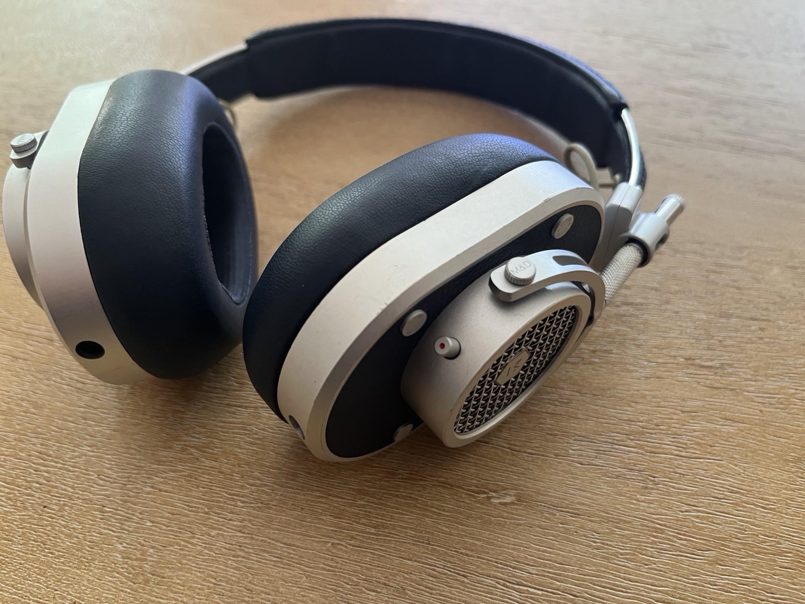 Master & Dynamic MH40 Wired Over-Ear Headphones Silver Aluminum Blue Leather