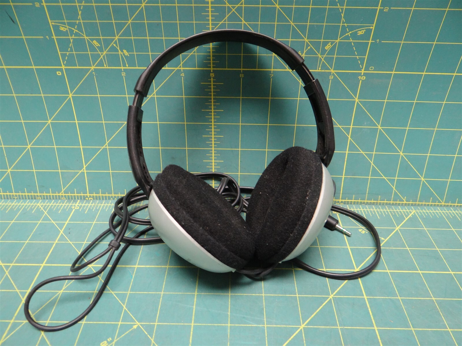 Sony MDR-CD180 CD Series Headphones with 30 mm Drive Units Closed-Back Wired