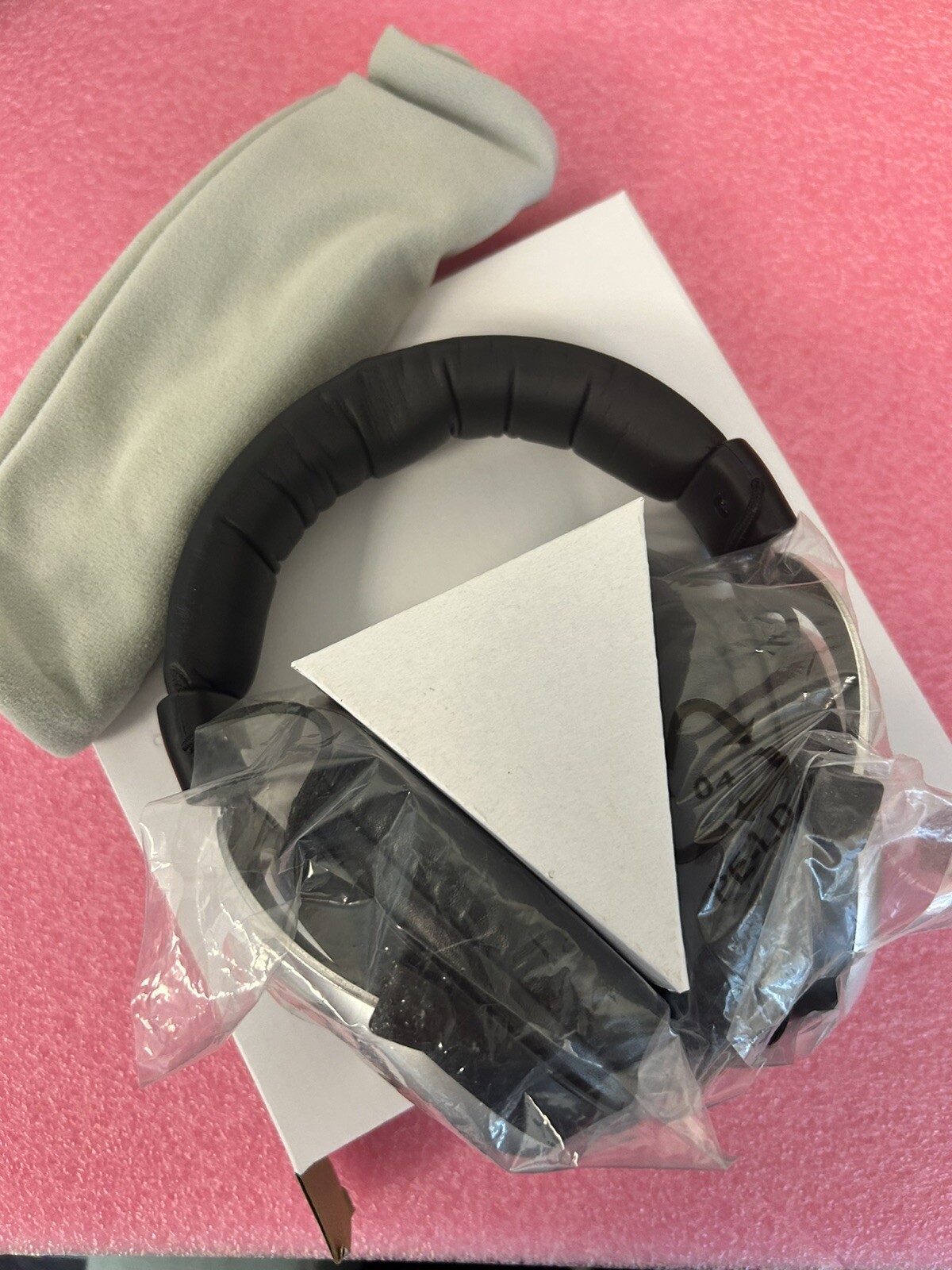 Unyte Over Ear Headphones Comfort Fit Clear sound Black&Sliver New