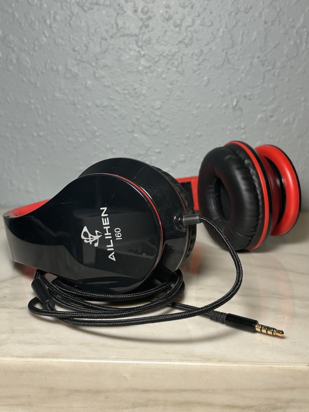 Ailihen I60 foldable on-ear headphones in black and red