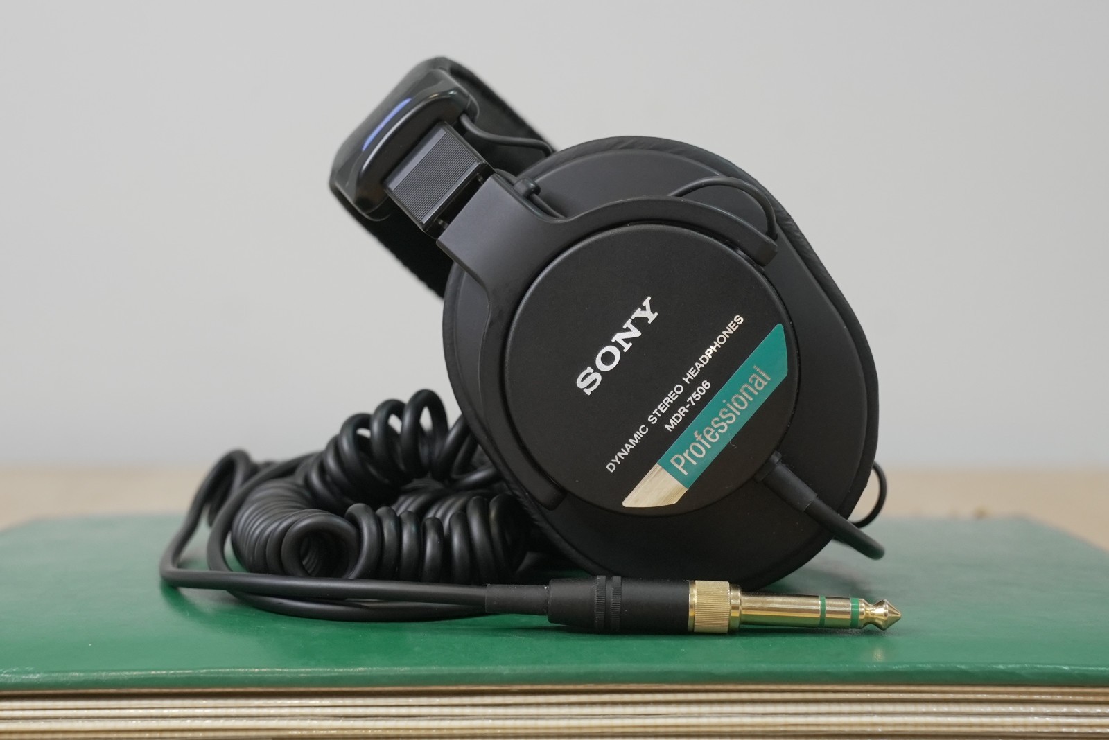 Sony MDR-7506 Studio Headphones w/ coiled cable to 3.5mm/1/4″ plug NEAR MINT