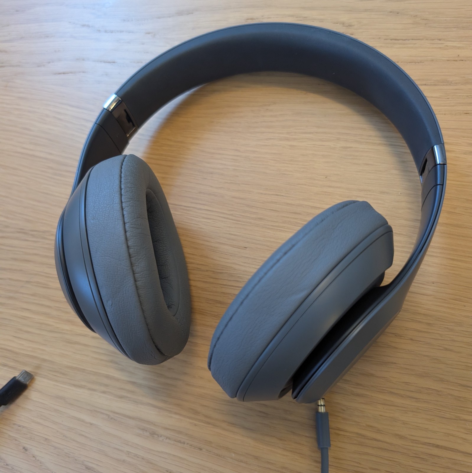 Beats by Dr. Dre Beats Studio 3 Wireless ANC Over-Ear Headphones – Gray, Case