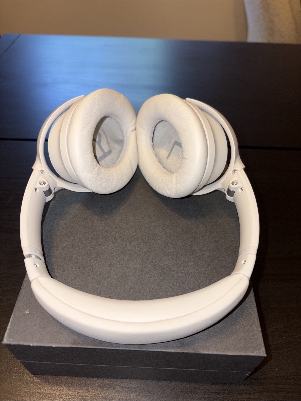 Bose QuietComfort Wireless Over-Ear Headphones – White Smoke