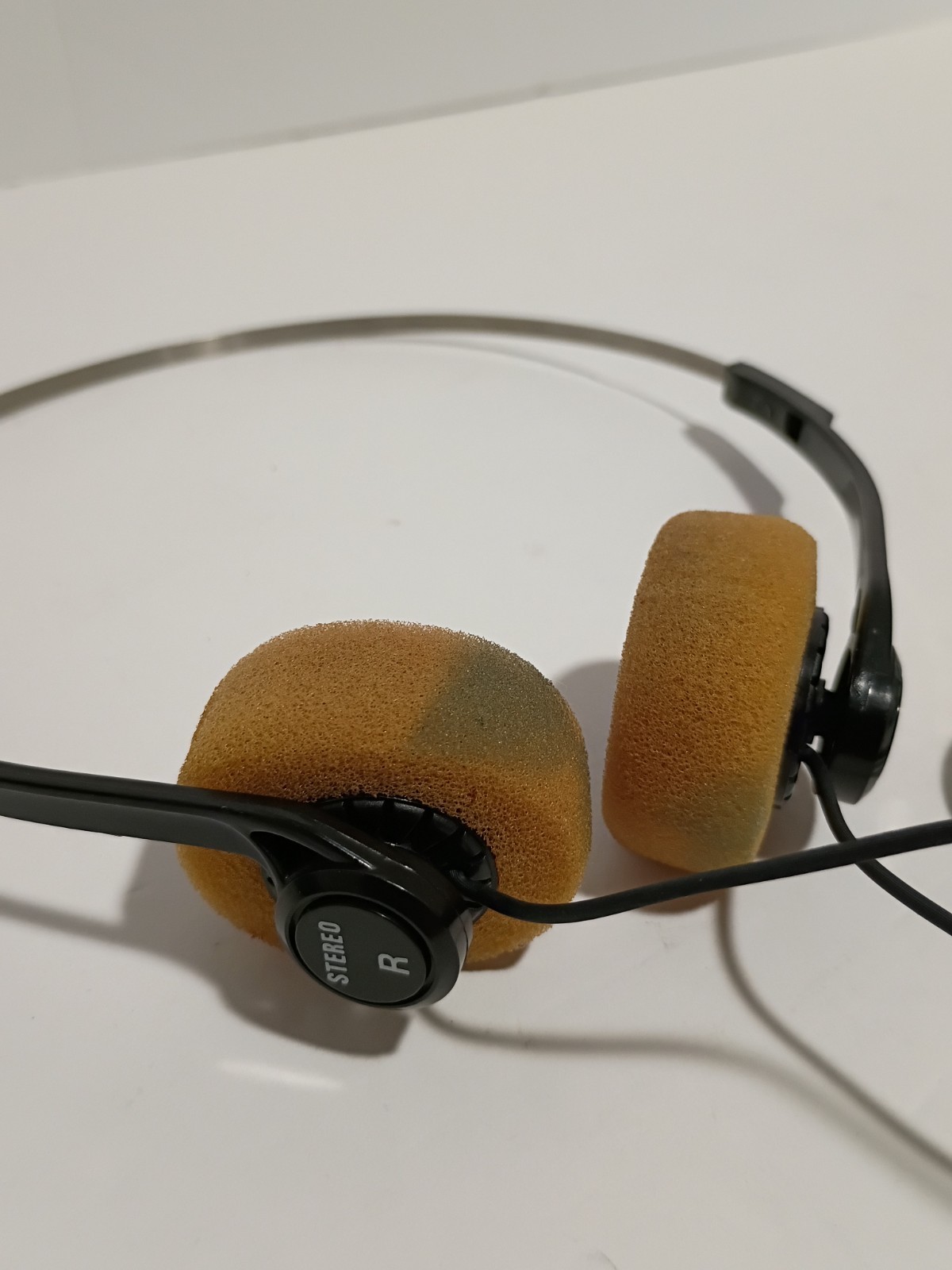 Vintage 1980s Style Lightweight Wired Stereo Headphones Foam Walkman Retro Prop