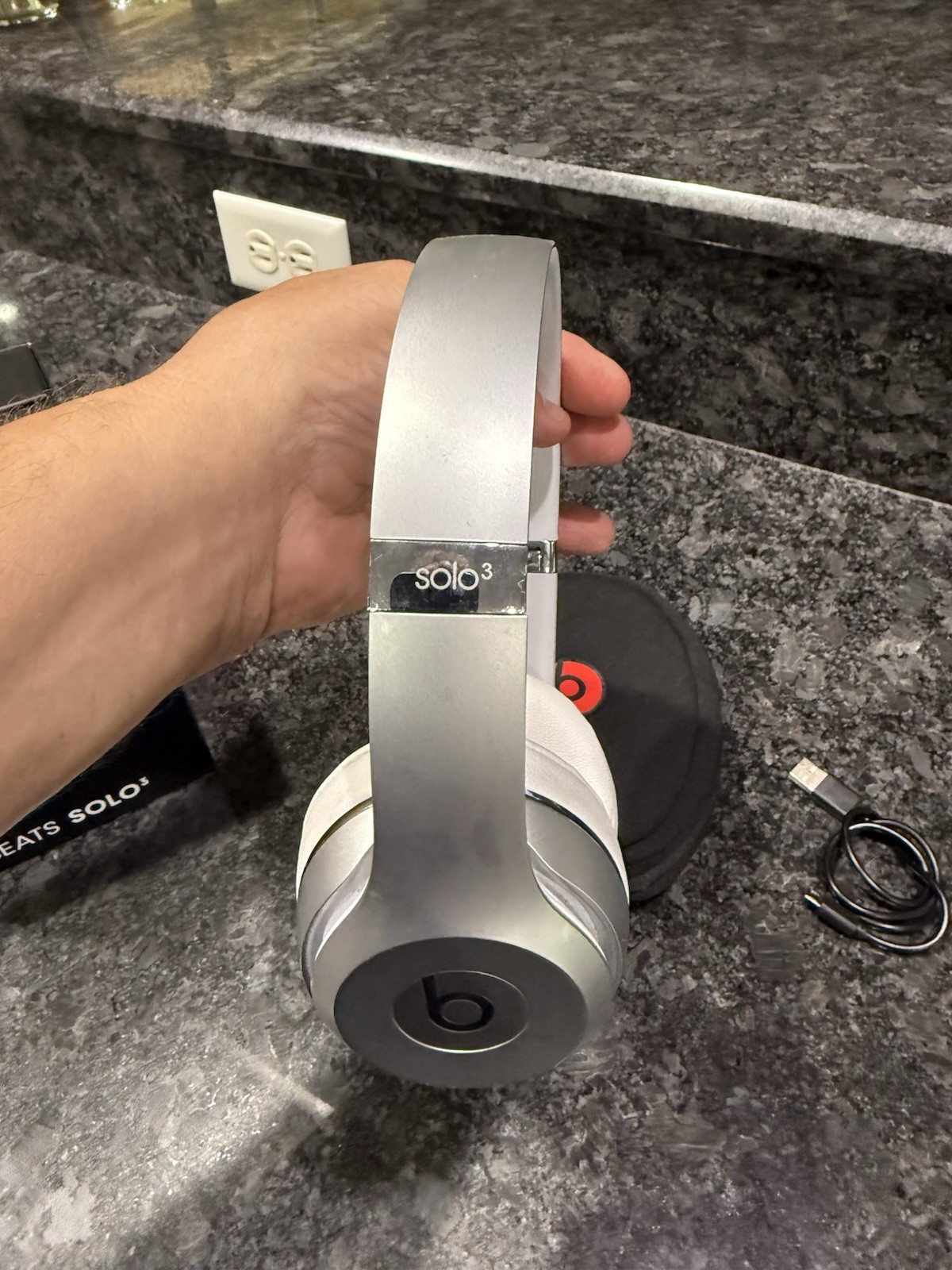 Beats by Dr. Dre Beats Solo3 Wireless On-Ear Headphones – White / Silver