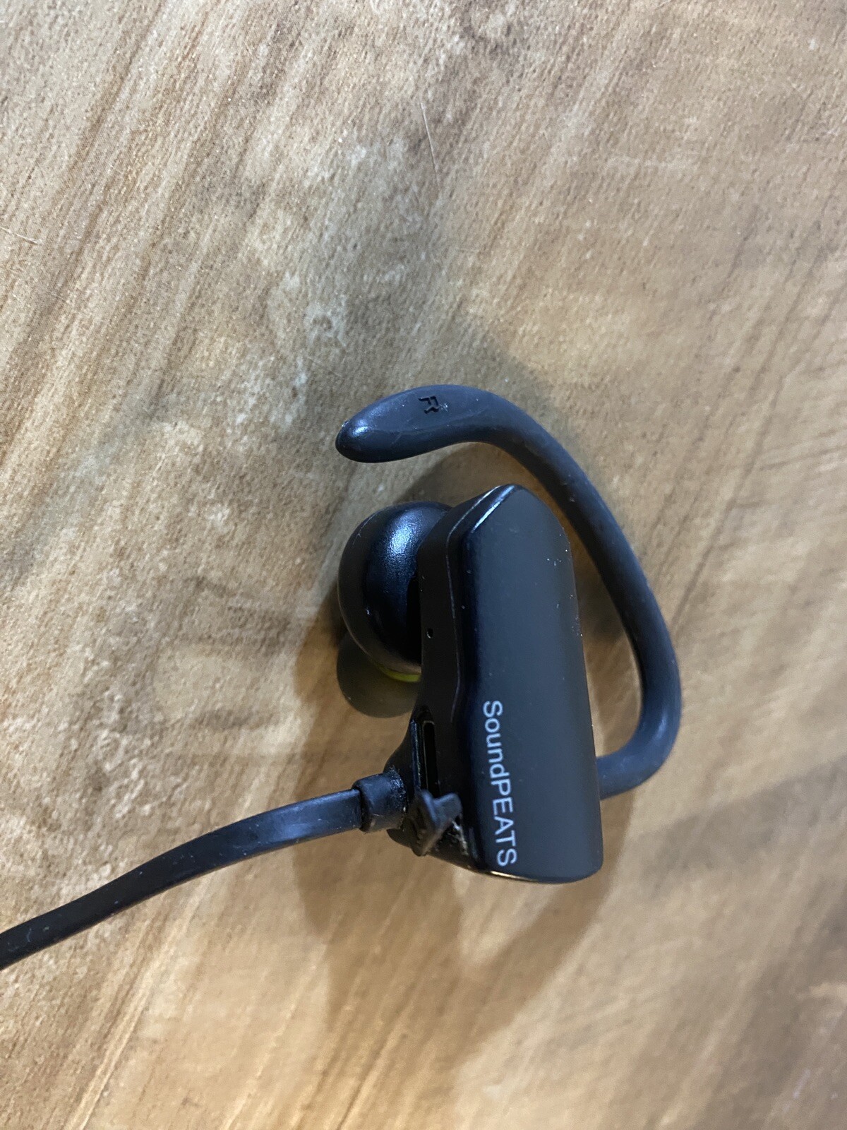 Sound Peats wireless earbuds, with case