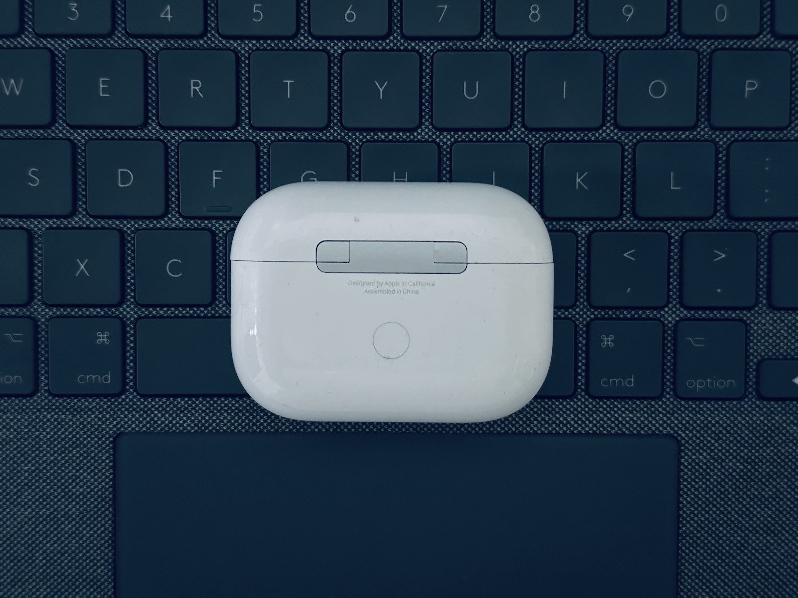 Apple AirPods Pro (2nd generation) case& left side