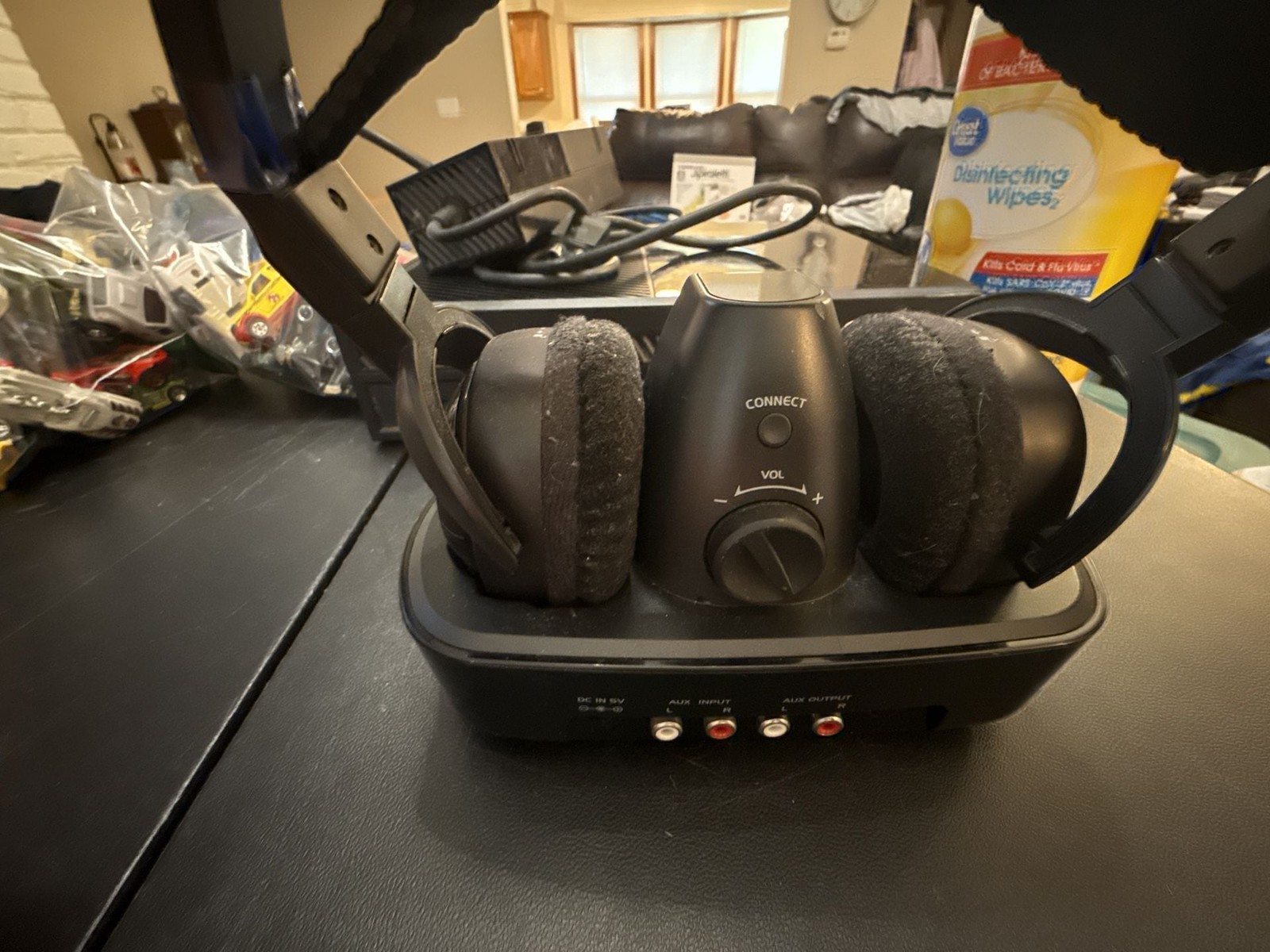 Rocketfish RF-WHP01 2.4GHz Wireless Stereo Headphones with Charging Base
