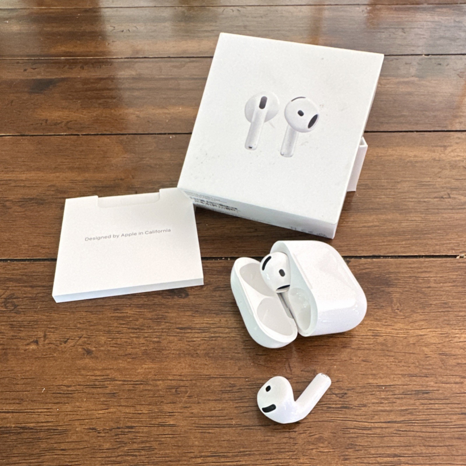 Apple AirPods 4 Bluetooth Wireless In-Ear Earbuds White Charging Case Used twice