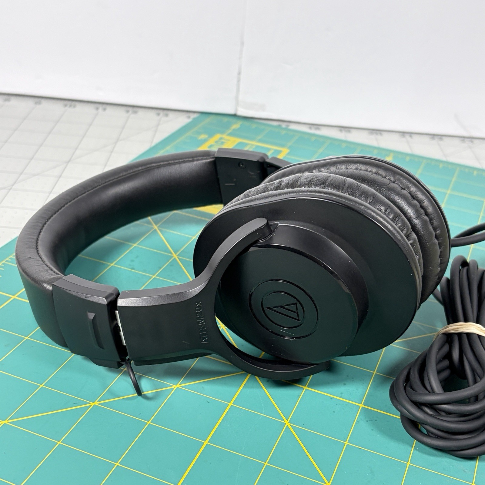 Audio-Technica ATH-M20x Professional Monitor Headphones Wired Black Tested Clean