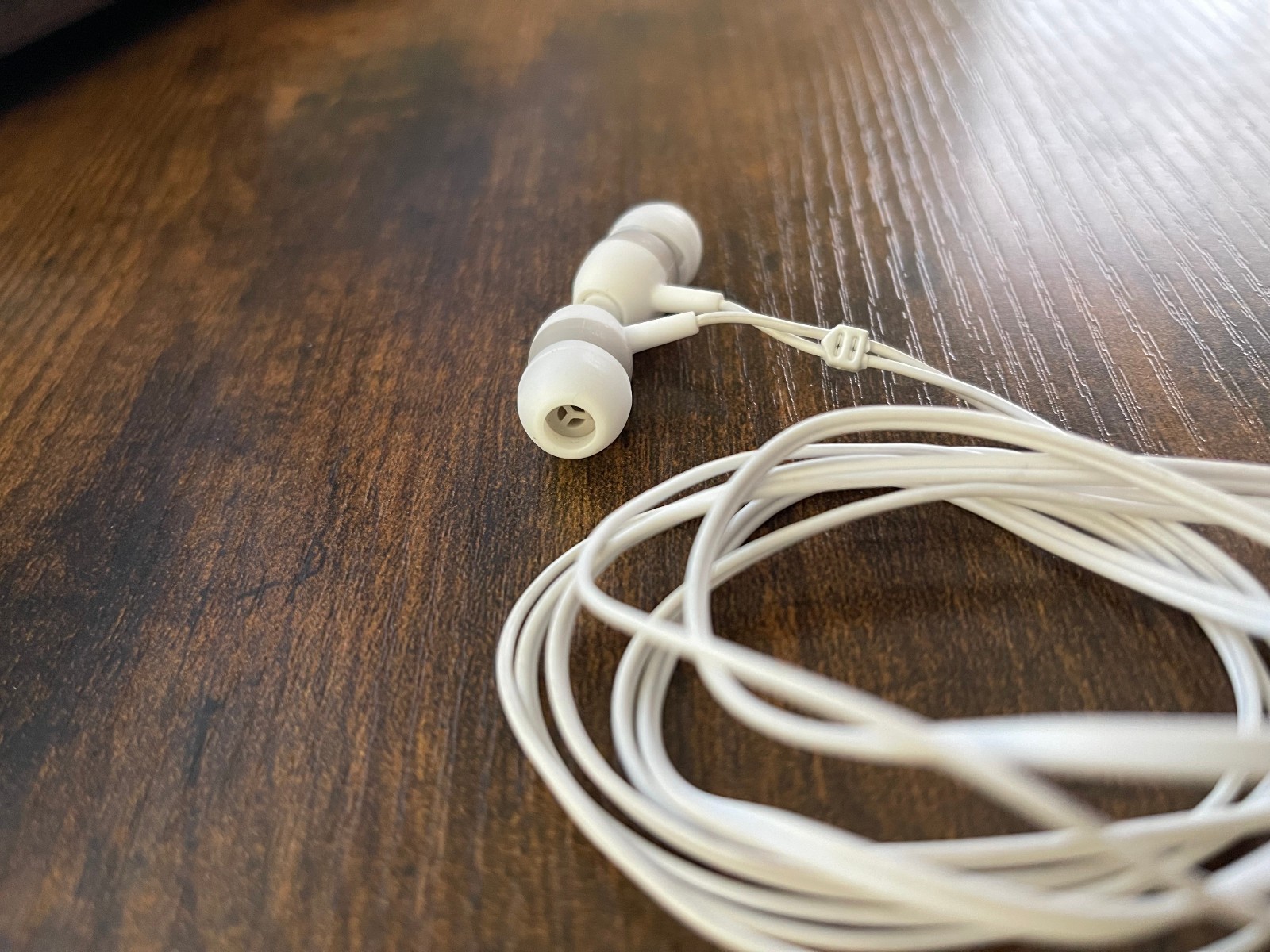 Unbranded White Wired Earbuds with a 3.5 mm Audio Jack Connector